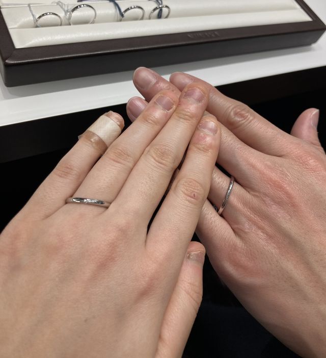 候補の指輪を試着している写真