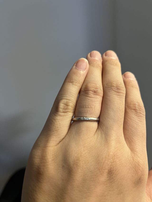 小さいですが3つのダイアがアクセントになっています。
