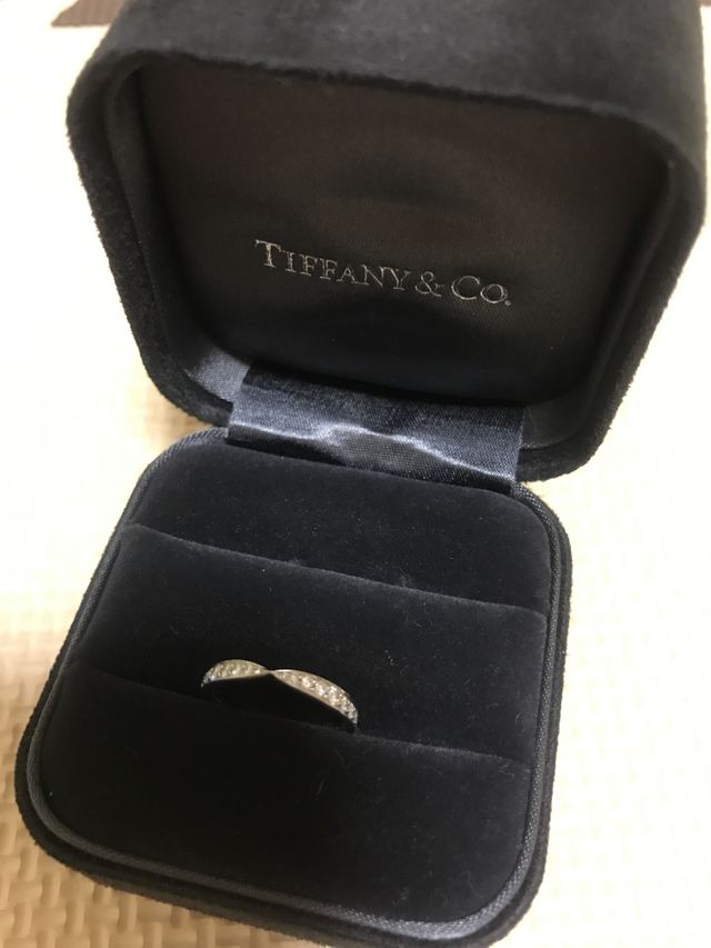 シンプルに見せかけてゴージャスなデザインです。