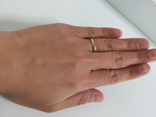 蛍光灯の下で。