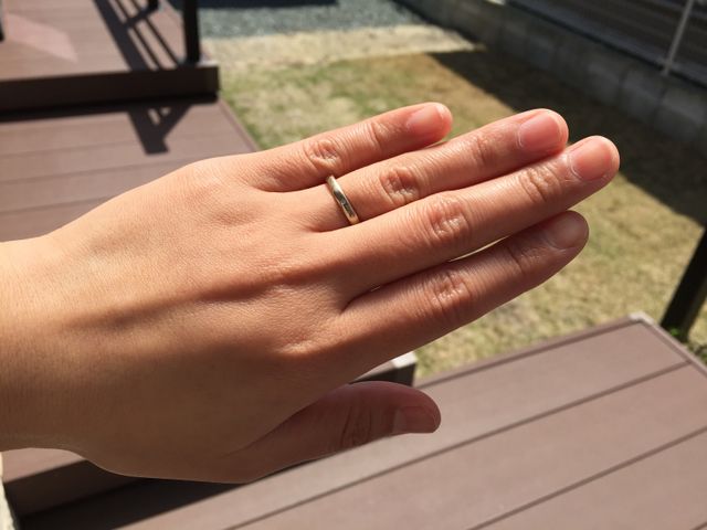 太陽光の下で。優しい色味で肌に馴染みます。