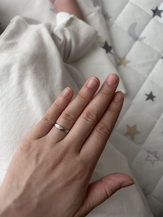 アクセントにダイヤがあり、デザインはくすみがあります。