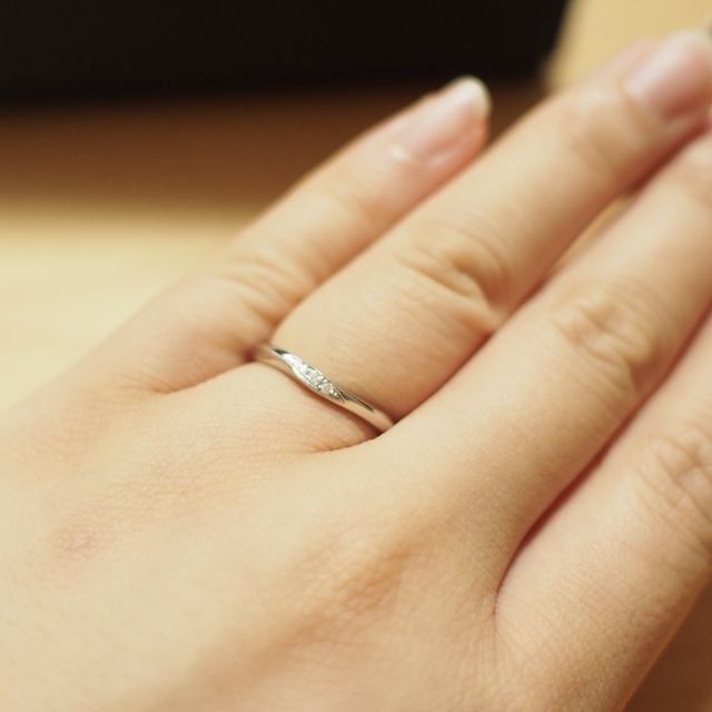 ゆるやかなV字になります。