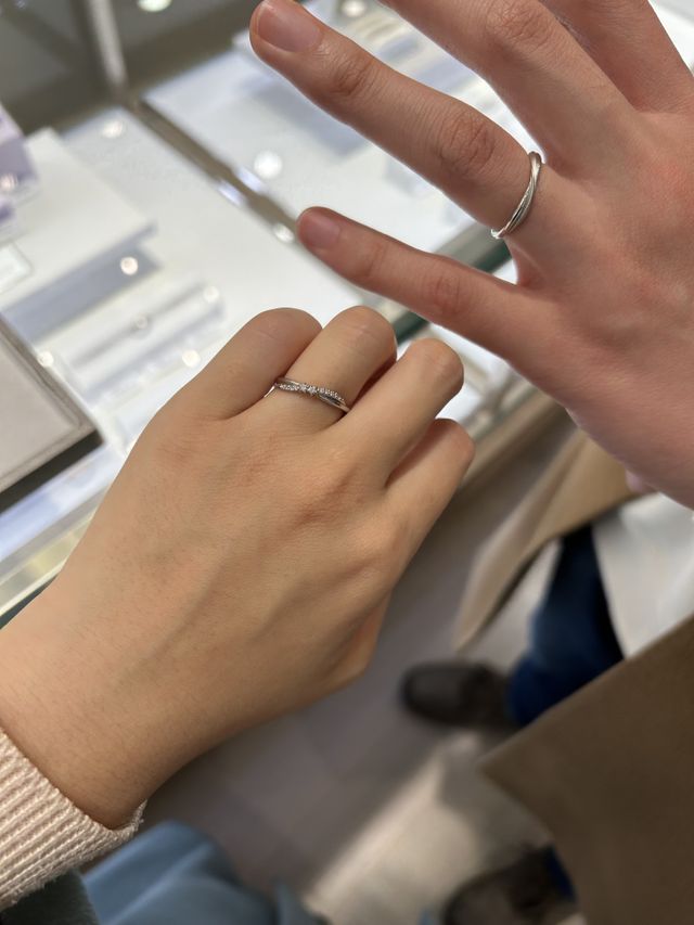 星モチーフの流れる線が魅力的な指輪です