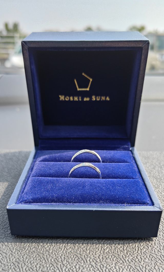 指輪が出来上がり、受け取りに行ってすぐ、写真を撮りました！