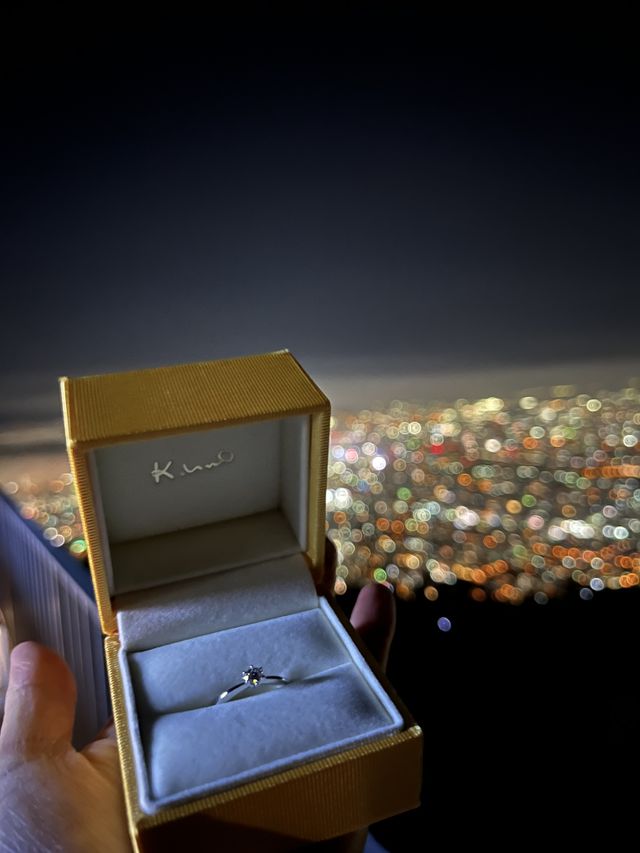 プロポーズの時は小さな箱に。コンパクトで箱も黄色で可愛いです