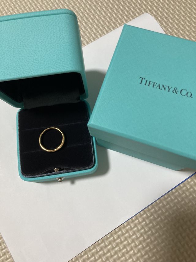 箱と、指輪の上からの写真です。