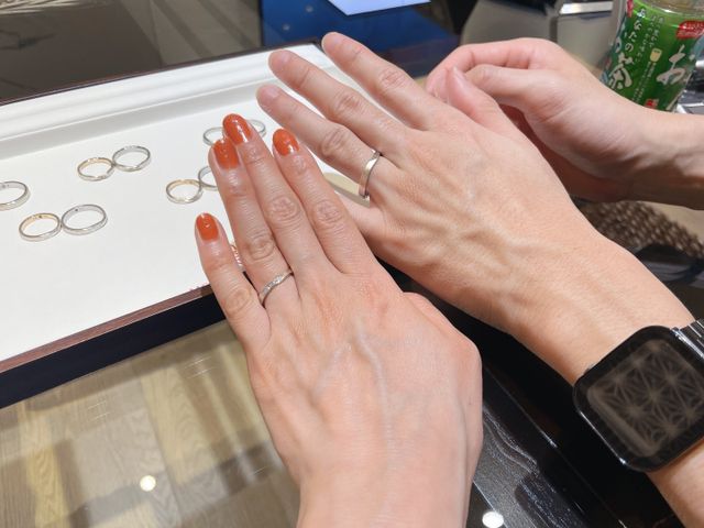 ねじりのあるリングの試着