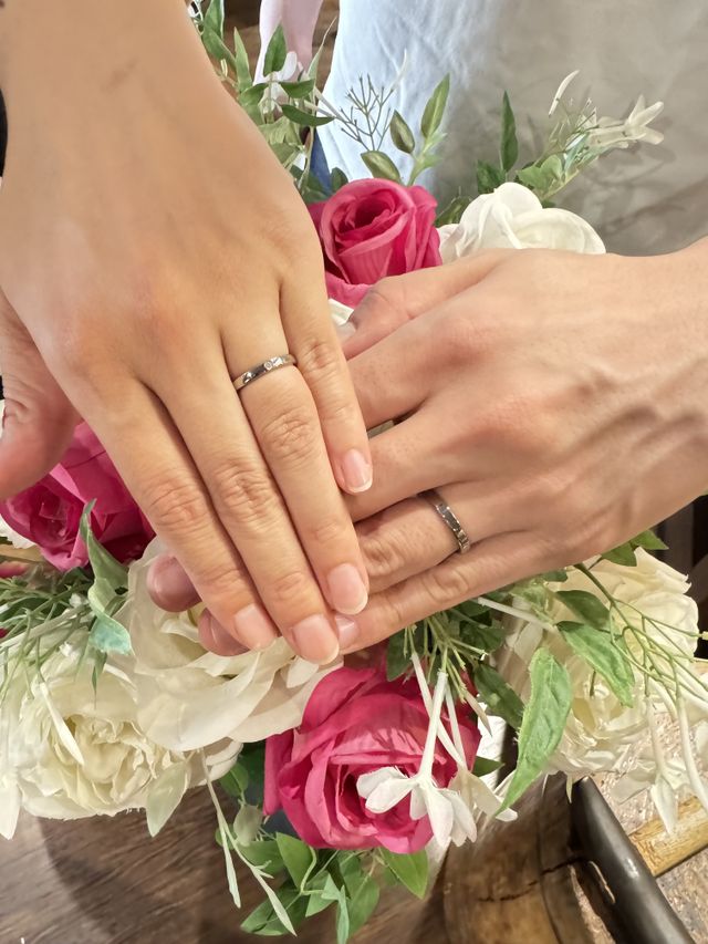 結婚指輪を受け取った際の写真です