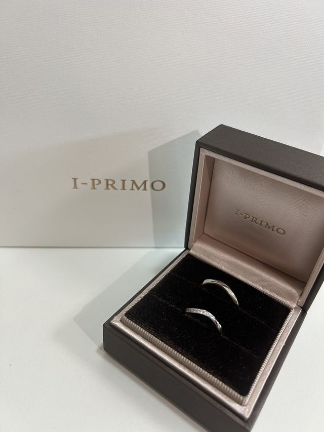 シンプルで後から婚約指輪との重ねても可愛いデザインです。