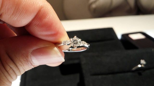 中央にメインのダイヤ、左右にメレダイヤがついています。