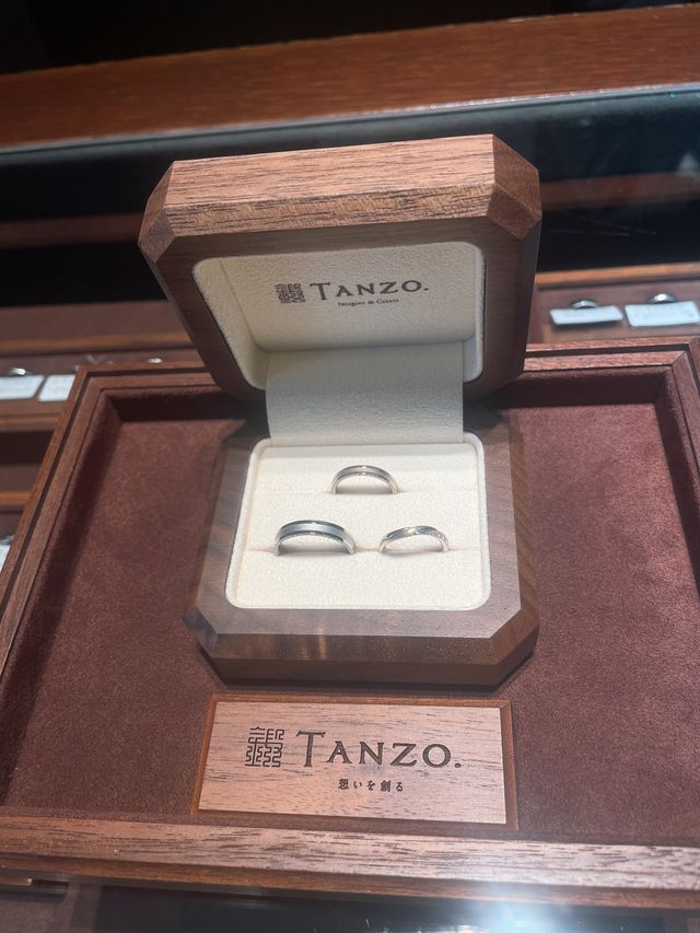 記念リングもありますが、結婚指輪は前2つがセットです。