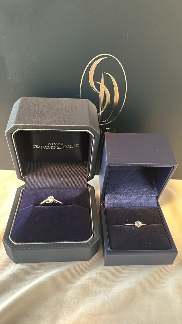 右が婚約指輪。左がプロポーズリング。