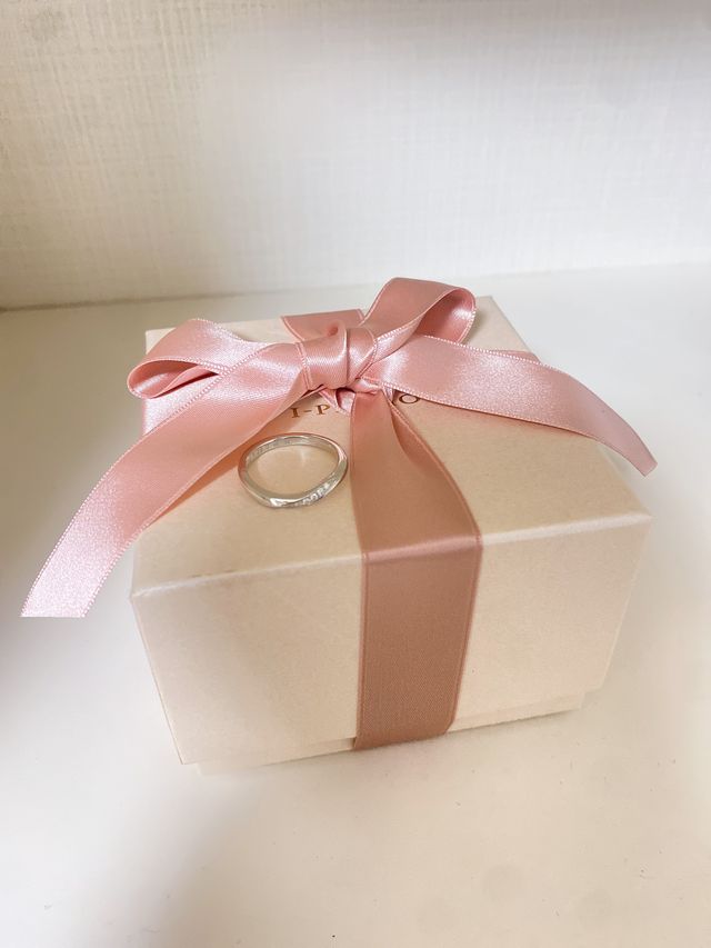 横や上からもダイヤが見えるデザインなで綺麗なリングでした。