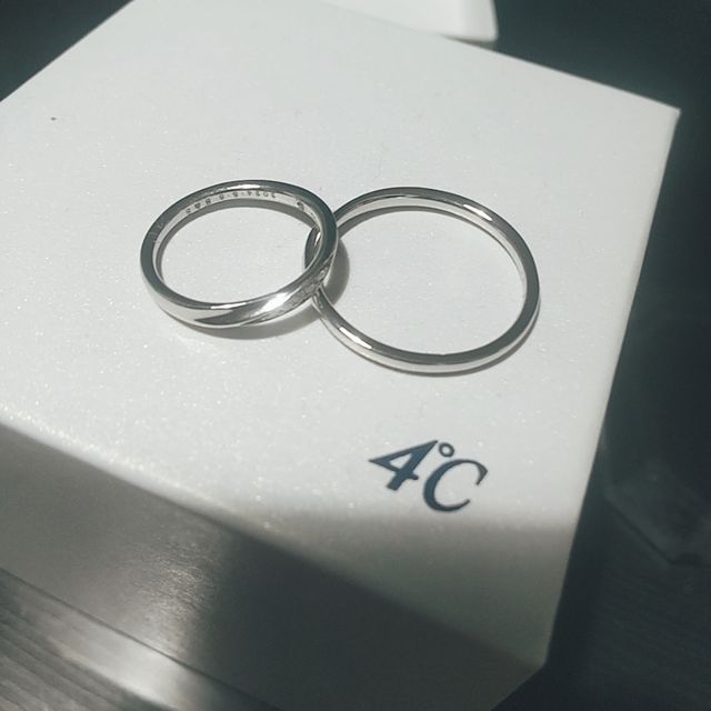 結婚指輪。内側に記念日と誕生石を埋め込んでもらっています。