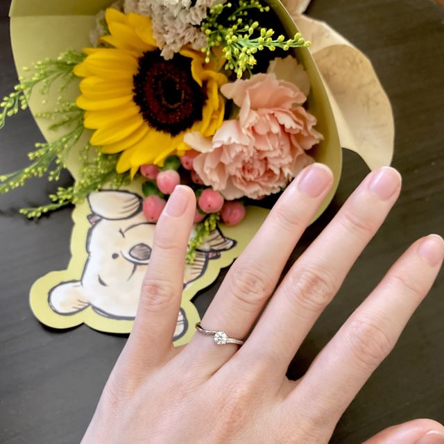 指輪ができあがって、さっそくつけてみたときの写真です。