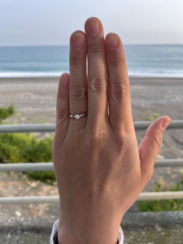婚約指輪購入日に海の見える場所で撮影。