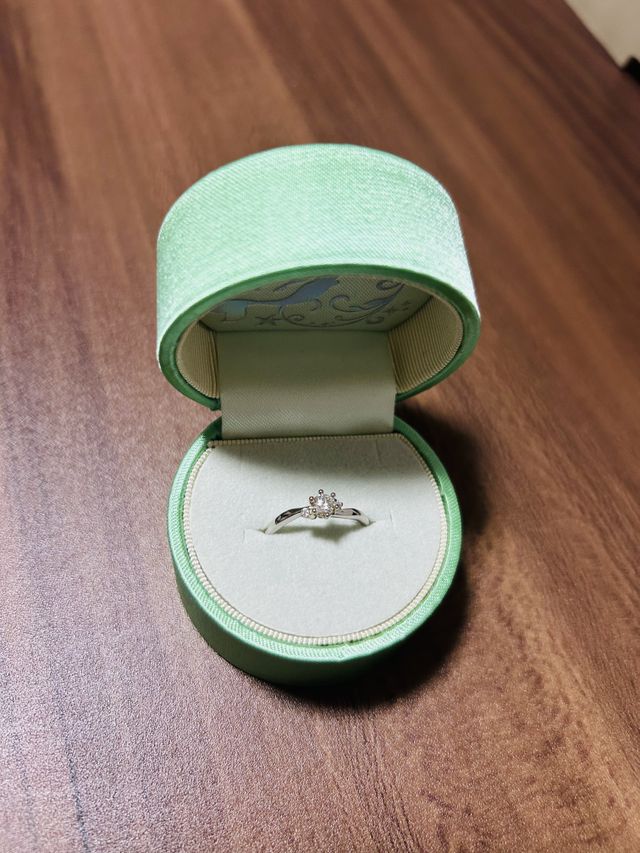 ダイヤの周りは水の玉をイメージしているそうです！可愛い♡