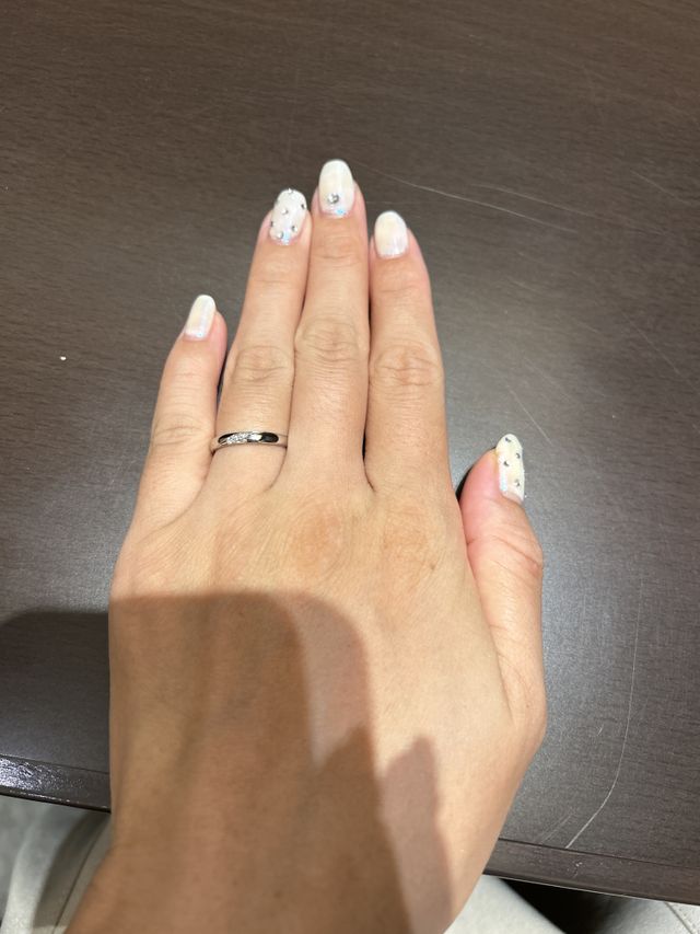 ダイヤモンドを3つ斜めに入れ、旦那とお揃いに見えるように