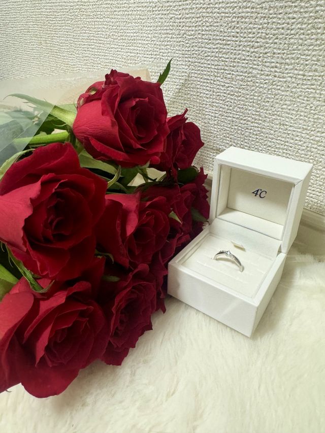 シンプルすぎず、とても可愛い指輪で欲しいデザインでした。