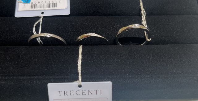 メレダイヤが綺麗に光るのが素敵。ウェーブのデザインが綺麗