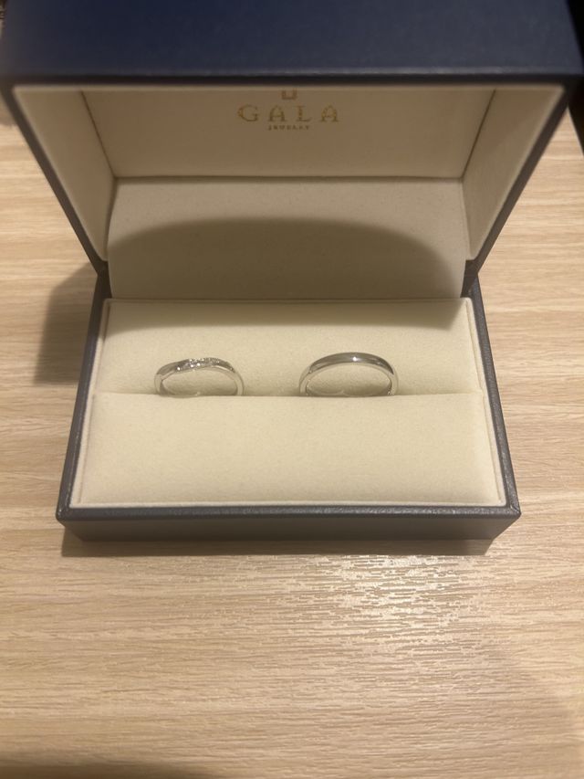 ペアリングではなく、それぞれの好きな指輪にしました。