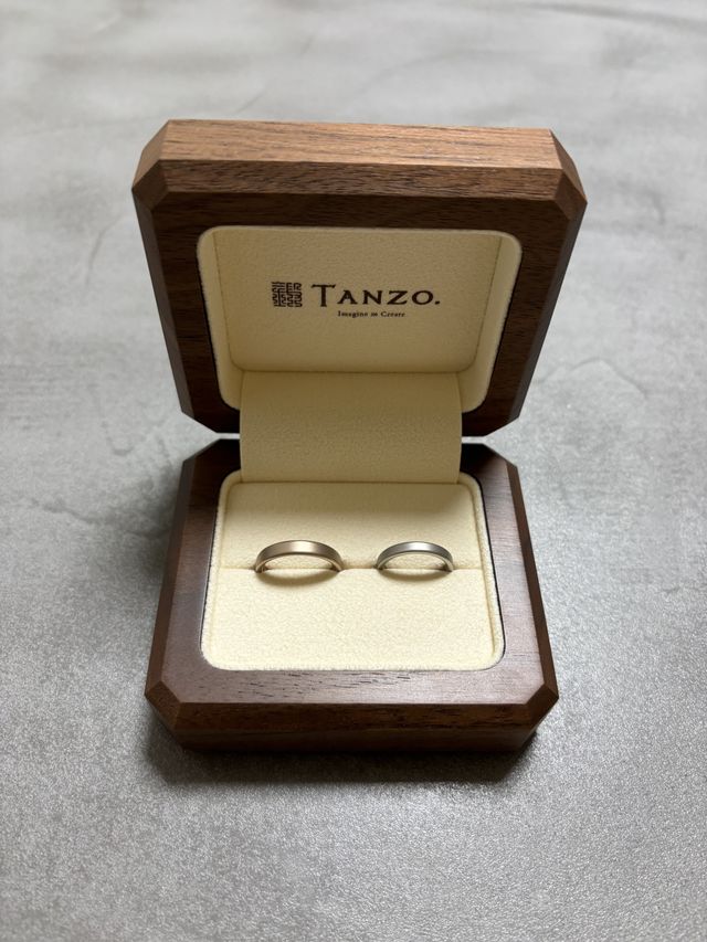 ウォールナットの素敵な箱に入れて指輪を納品してくださいます。