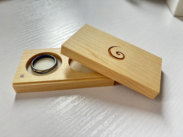 磁石付きのケースに入れてくれます