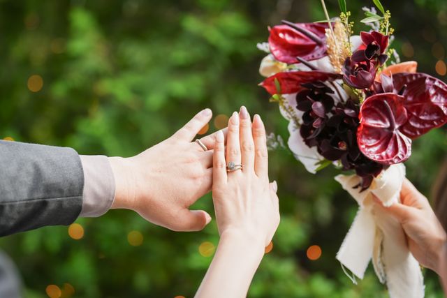 婚約指輪&times;結婚指輪婚約指輪は大きいダイアを１個存在感抜群