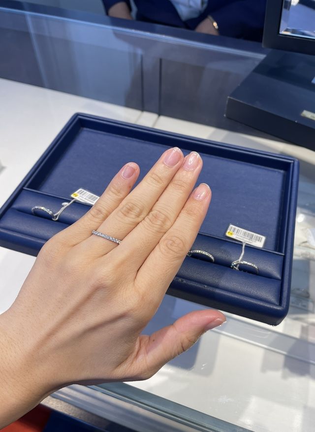 ハーフエタニティのダイヤが綺麗でした。