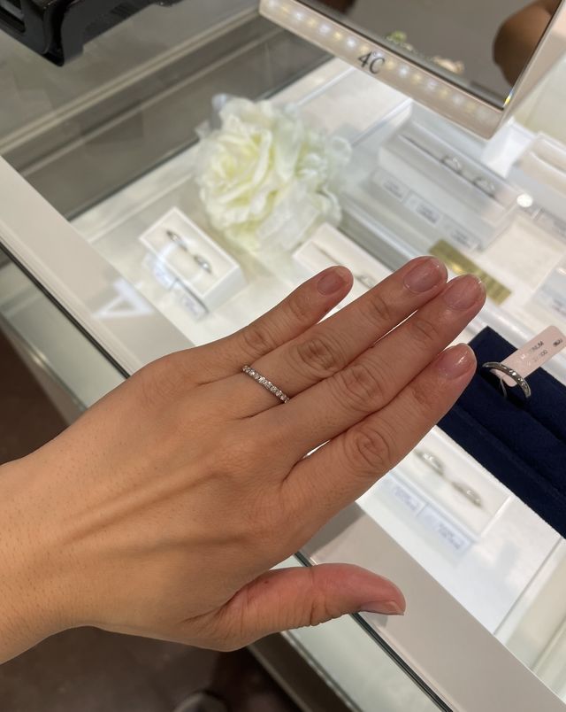 色々なデザインの中ハーフエタニティを試着しました。