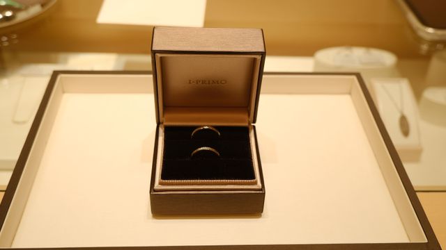 購入したときに撮った写真です。自分たちの指輪に感動しました。