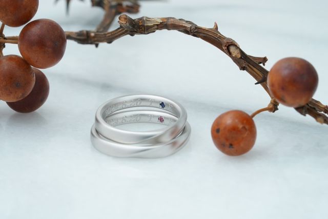 お互いの誕生石を入れ替えていれてます♪