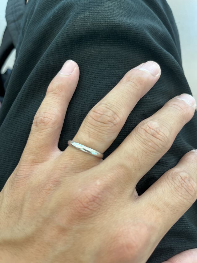 左手に指輪をつけたイメージ写真