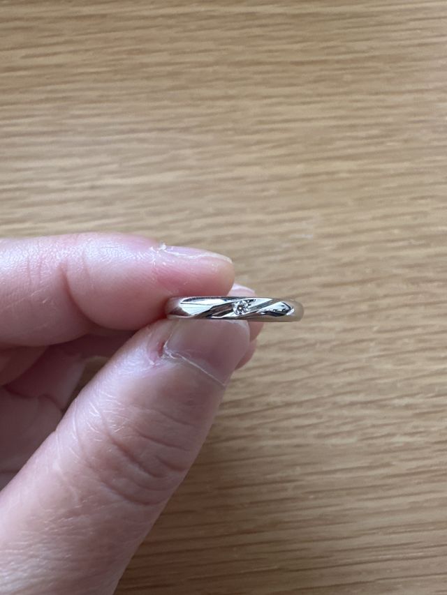 斜めにカットされた中にダイヤが埋め込まれてる