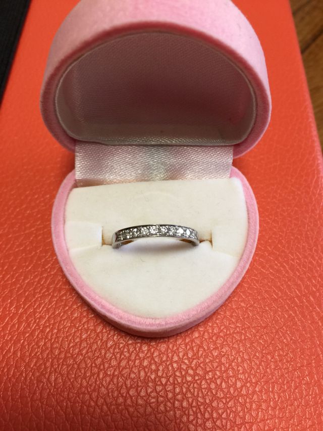 ダイヤが10粒付いているデザインです。