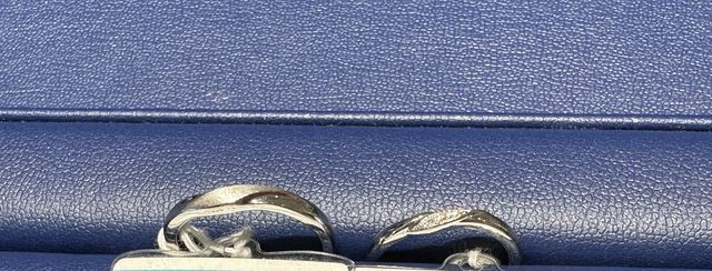 v型だが見る角度によってはウェーブのように見える指輪