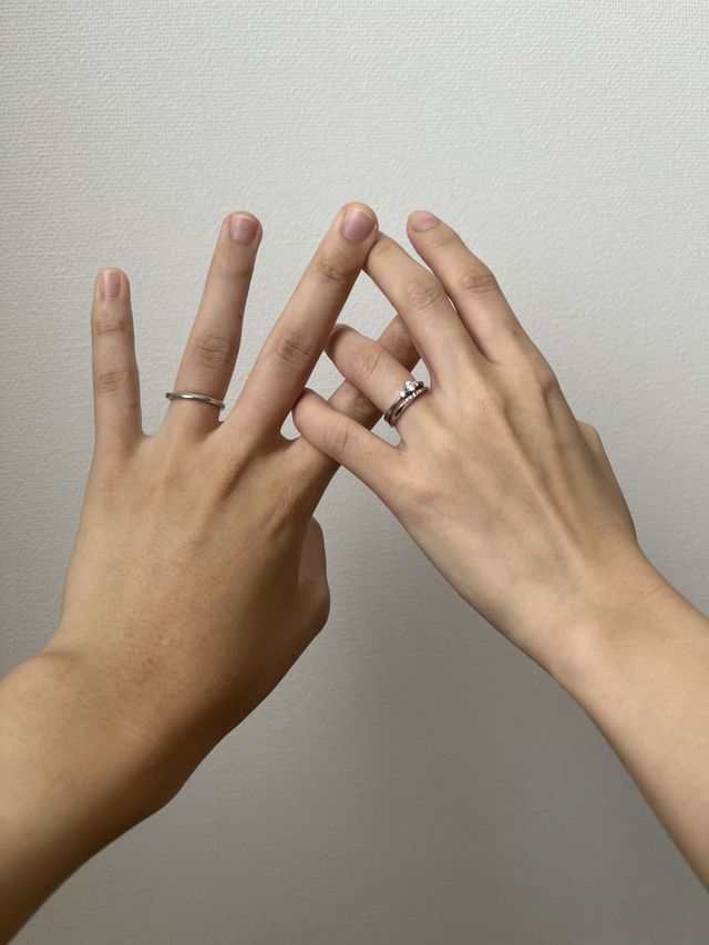 婚約指輪と結婚指輪を重ね付けしています