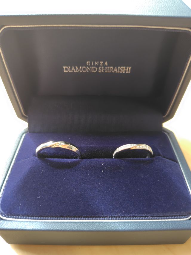 表は両側から斜めにダイヤモンドが敷き詰められ、裏は無地です。