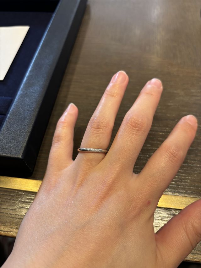 斜めにダイヤが入っている指輪です。