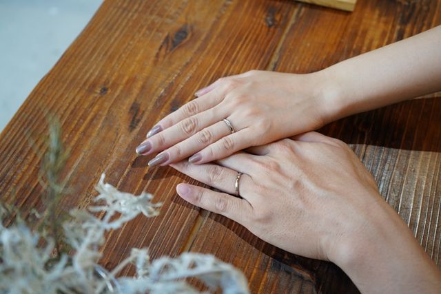 指輪を着けている写真