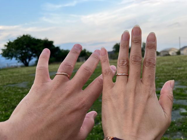 購入した日の夕暮れ時の公園にて。輝きと着け心地ばっちりです。