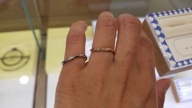 ボヌールのプラチナとピンクゴールドを着け比べた時の写真。