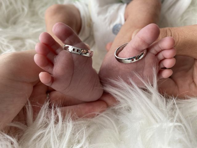 子どもが産まれ足をリングピローに見立てた写真です