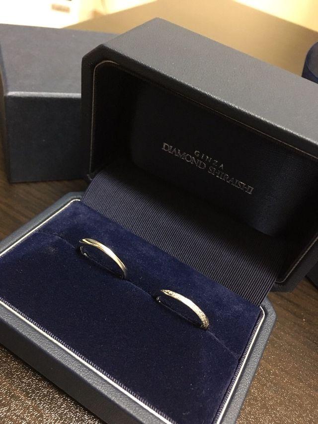 どの角度からみてもダイヤが見えるようになっています。