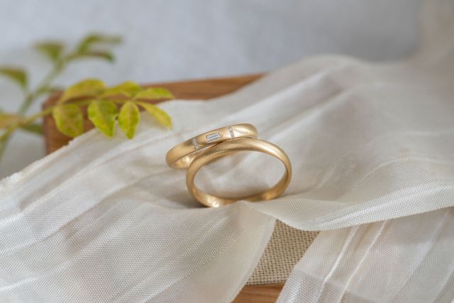 スクエアダイヤ1つとラウンドカットダイヤ10個で囲っています