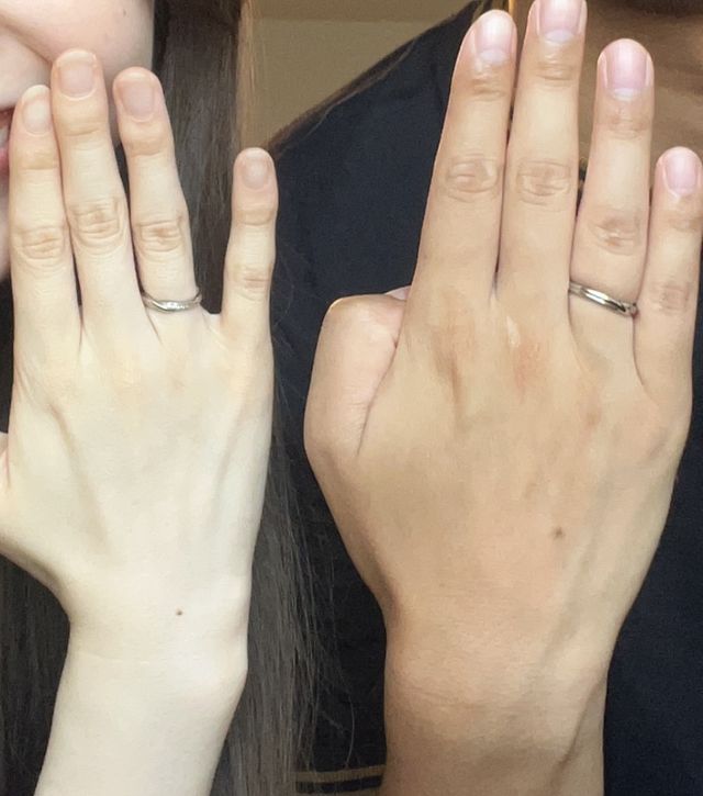 入籍日に自宅で記念に撮影しました！