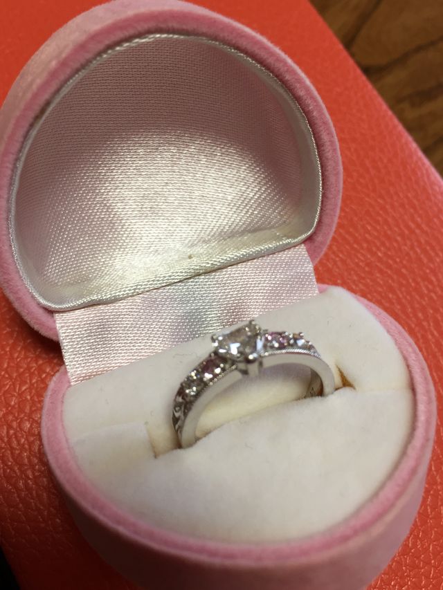 中央はハートカットダイヤ、サイドはピンクダイヤが入ってます