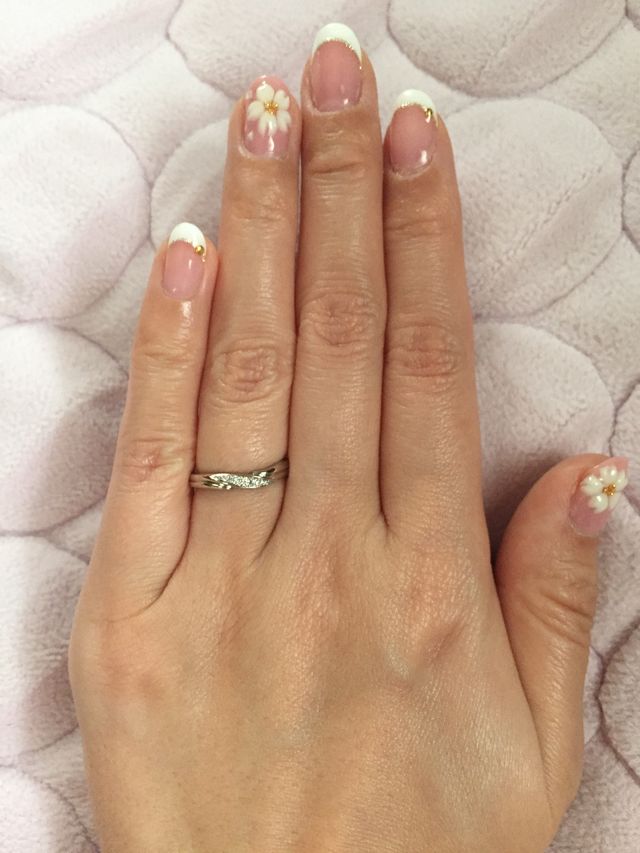 指を揃えたときにダイヤが横に並んだように見える。