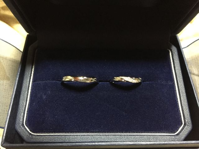 左上がりウェーブ。レディースにはダイヤがあしらわれています。